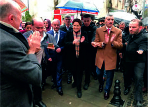 Sağanak Yağmur Meral Akşener Sevenlerini Durduramadı