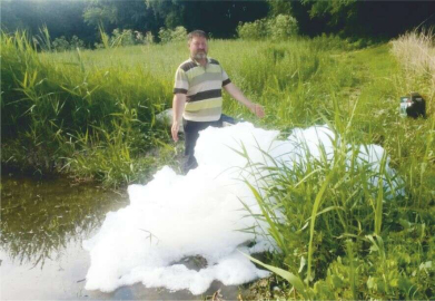 Çiftçi Sulama Yaparken Köpük Yoğunluğu ile Karşılaştı