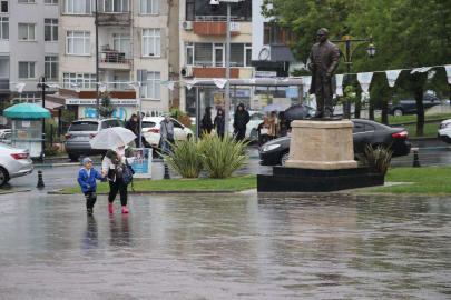 TEKİRDAĞ'DA SAĞANAK HAYATI OLUMSUZ ETKİLEDİ