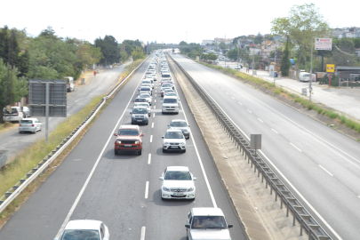 TATİLCİLERİN TRAFİK YOĞUNLUĞU DEVAM EDİYOR