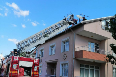 ÇATIDA ÇIKAN YANGIN SÖNDÜRÜLDÜ