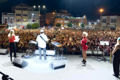 ÜMİT BESEN VE PAMELA RÜZGARI