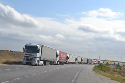 HAMZABEYLİ’DE TIR KUYRUĞU 12 KM