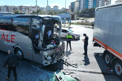 YOLCU OTOBÜSÜ TIRLA ÇARPIŞTI