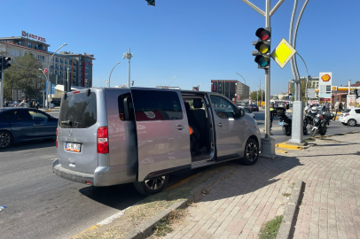 POLİSTEN KAÇAN ARAÇ KAZA YAPTI: 2 GÖÇMEN YAKALANDI