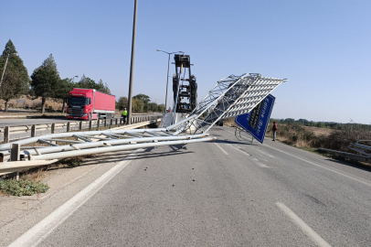 EDİRNE'DE KAMYON YÖN TABELASINA ÇARPTI