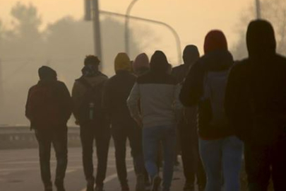 SINIRI GEÇMEYE ÇALIŞAN 15 DÜZENSİZ GÖÇMEN YAKALANDI