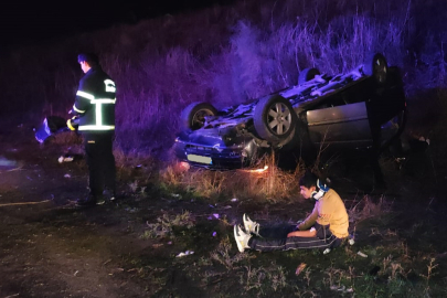 Polisten kaçarken devrilen araçtaki 17 düzensiz göçmen yaralandı