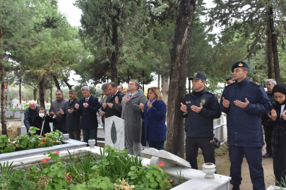 Şehit öğretmen ve babası kabirleri başında anıldı