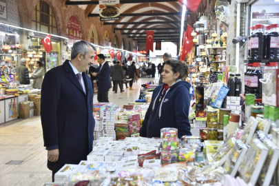 Vali Sezer Arasta Çarşısı'ndaki esnafları ziyaret etti