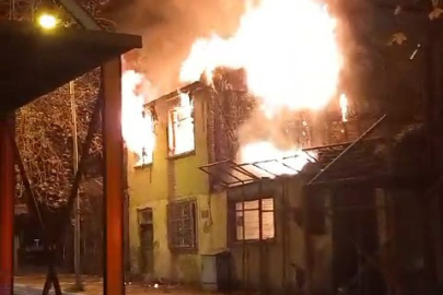 Süleymanpaşa’da metruk ev alev alev yandı