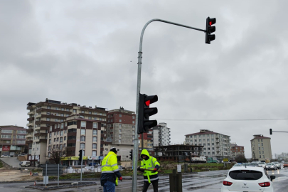 Rüzgar trafik ışıklarını ters çevirdi