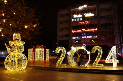 Çorlu’da Cumhuriyet ve Atatürk Meydanları süslendi