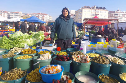 Turşularıyla pazara renk katıyor