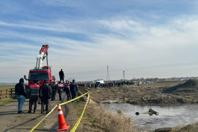 Nehre devrilen otomobili kurtarma çalışması başladı