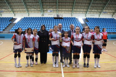 Voleybol Küçük Kızlarda Bahçeşehir birinci