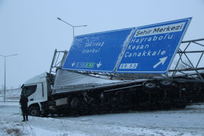 Buzlanma nedeniyle devrilen TIR ulaşımda aksamaya neden oldu