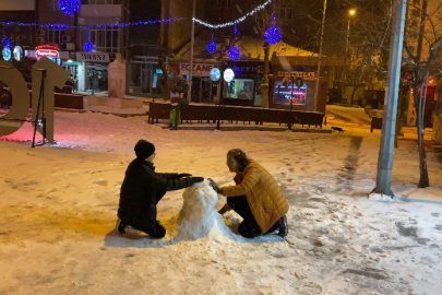 Uzunköprü'de çocuklar kartopu oynayarak karın keyfini çıkardı