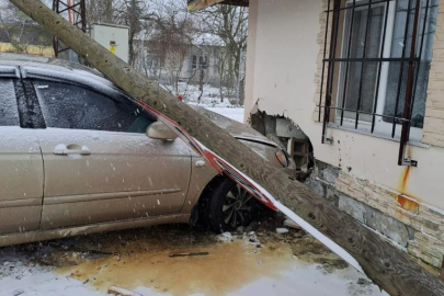 Önce direğe, ardından evin duvarına çarptı