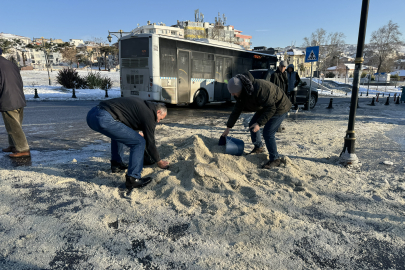 Vatandaşlar buzla kaplanan sokakları tuzladı