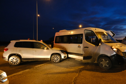 Servis minibüsü ile cip çarpıştı: 3 yaralı