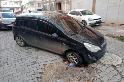 Tekirdağ’da otomobil çukura daldı