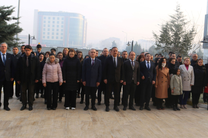 Tapu Kadastro personelinden şehitler için saygı duruşu