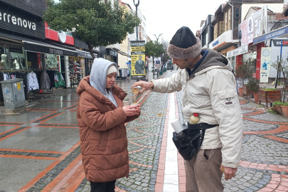 Eline aldığı bozası ile mesleği yürütüyor