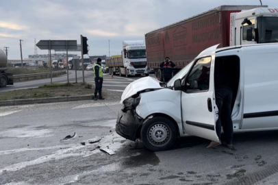 Servis minibüsü devrildi: 2 yaralı