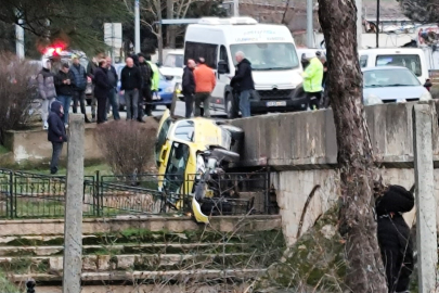 Yoldan çıkan ticari taksi devrildi