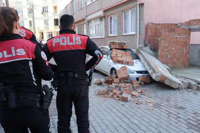 Edirne’de şiddetli rüzgar duvarı otomobilin üzerine yıktı