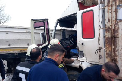 Kazada kamyonda sıkışan şoförü itfaiye kurtardı