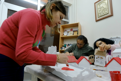 Kanser hastaları ahşaba renk vererek moral buluyor