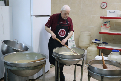 Mesleğini geleneksel usullerle sürdürüyor