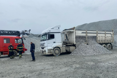 TIR’ın dorsesinden dökülen mıcırın altında kaldı