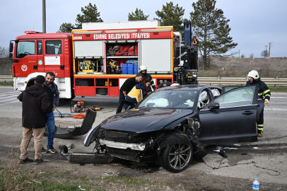 Edirne'de otomobil TIR’a çarptı