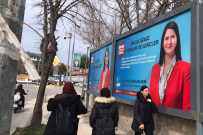 Akın, billboardlardaki yerini de aldı