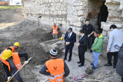 Sezer, Gazi Mihal Hamamı'ndaki çalışmaları inceledi