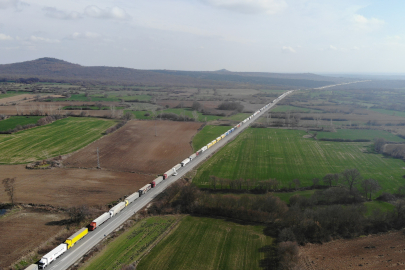 Sınırda kilometrelerce TIR kuyruğu