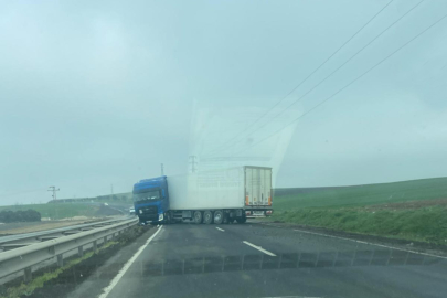 Tekirdağ’da TIR yoldan çıkıp  orta refüje çarptı