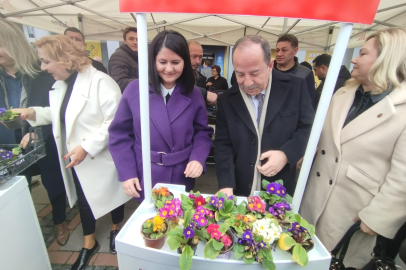 Belediyeden kadınlara 10 bin çiçek