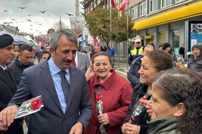 Vali Sezer, kadınlara karanfil hediye etti