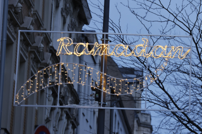 Köln’de caddeler Ramazan ayına özel ışıklandırıldı