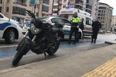 Edirne’de otomobile çarpan motosikletli yaralandı