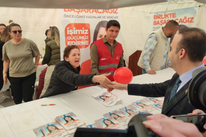 Bakan Kacır, CHP seçim standına da uğradı