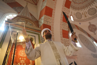Eski Cami'de imamlar 6 asırdır hutbelere kılıçla çıkıyor