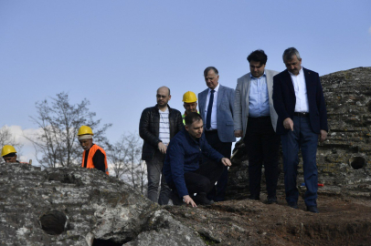 Vali Sezer, Gazi Mihal Hamamı'ndaki çalışmaları inceledi