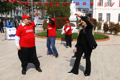 Down sendromlu öğrenciler dans gösterisi sundu