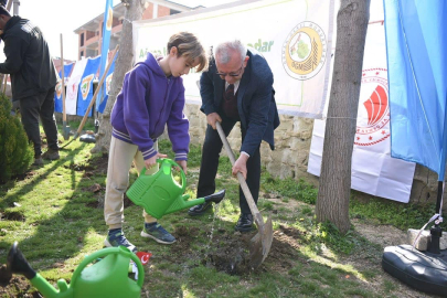 Helvacıoğlu öğrencilerle fidan dikti