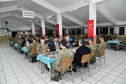 Vali Soytürk Mehmetçikle iftar yaptı